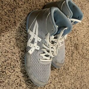 ASICS blue wrestling shoes size 3 Big Kids GUC